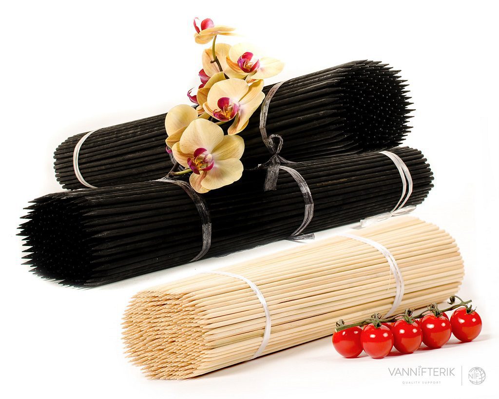 Tres haces de cañas de bambú
