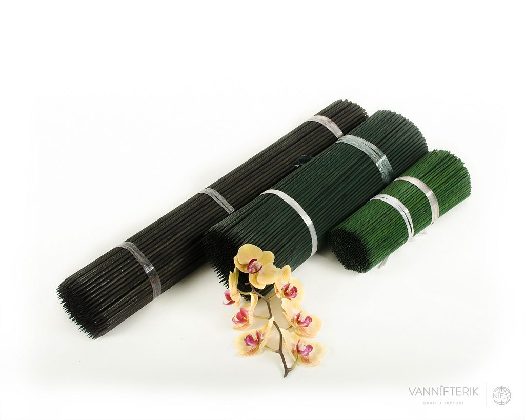 Tres haces de cañas de bambú de soporte para plantas